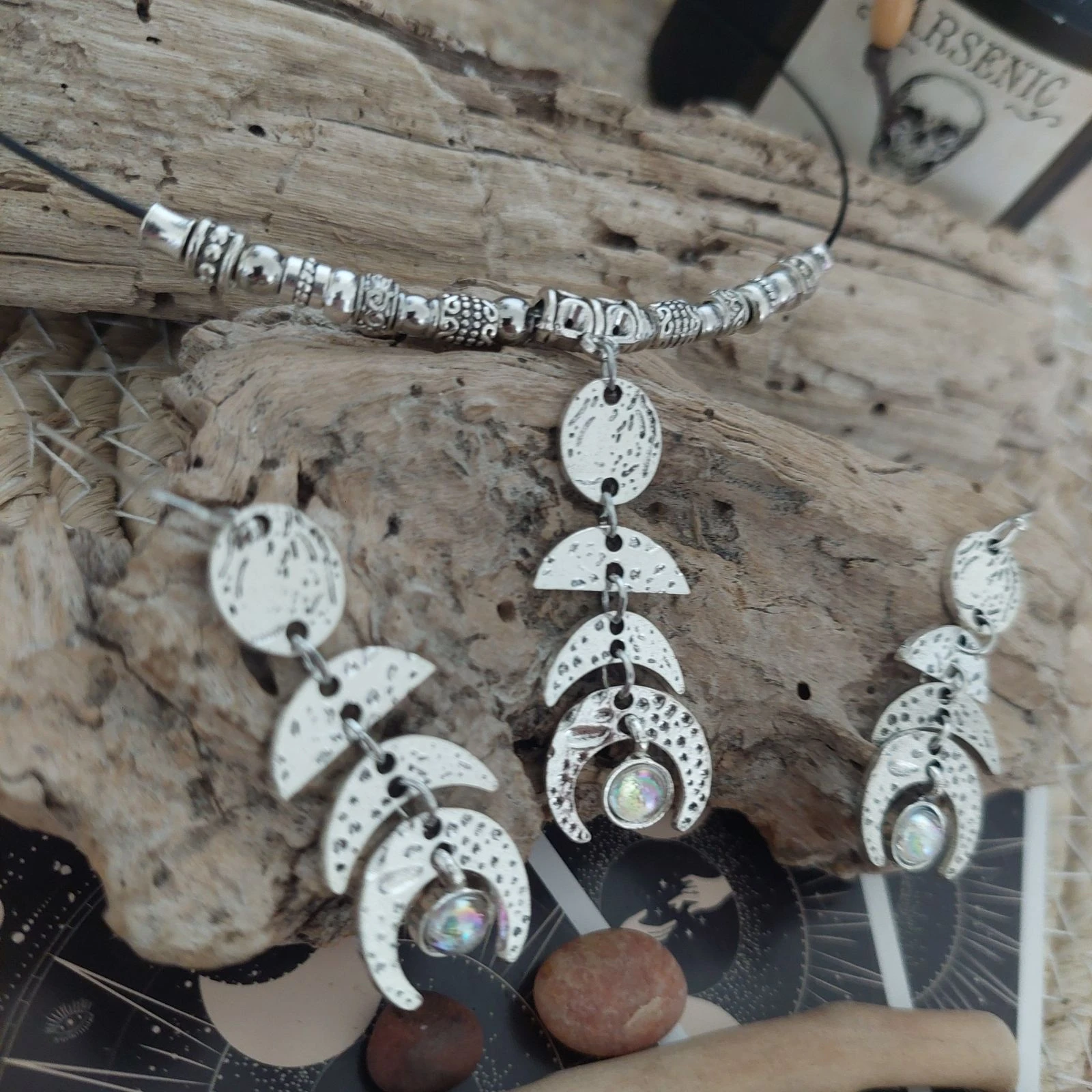Mystieke boho triple maan gehamerde set, iriserend, zwarte kabel – photo 3
